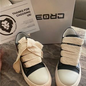 Hi there gently use just like new no scuffs. They are just like brand new